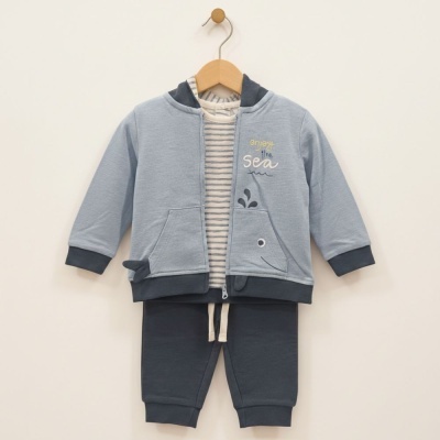 Conjunto de roupa de bebé azul com casaco, t-shirt às riscas e calças pendurado