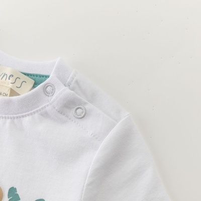 T-shirt branca de bebé com botões de pressão e etiqueta Newness