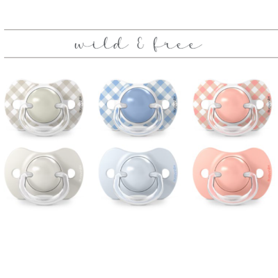Seis chupetas Suavinex em tons bege, azul e rosa com padrão xadrez e sólido, texto 'wild & free'