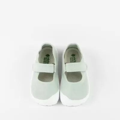 Sapatilhas infantis verdes claras com sola branca e fecho de velcro
