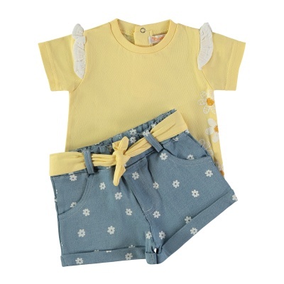 Conjunto infantil amarelo e azul com padrões de flores e cinto amarelo