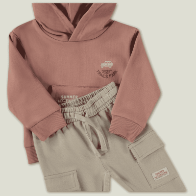 Conjunto de hoodie rosa e calças bege para criança com estampas de texto e bolso canguru.