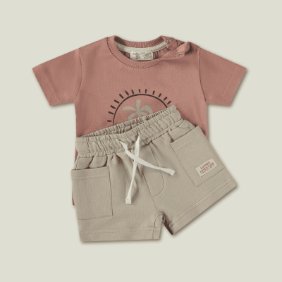 Conjunto de roupa para bebé com t-shirt rosa e calções bege.