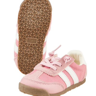 Ténis infantis cor-de-rosa com riscas brancas e sola castanha