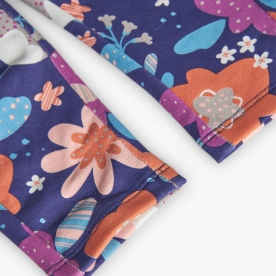 Tecido colorido com padrão floral e costura visível