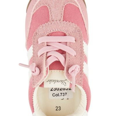 Tênis infantil rosa com detalhes brancos visto de cima