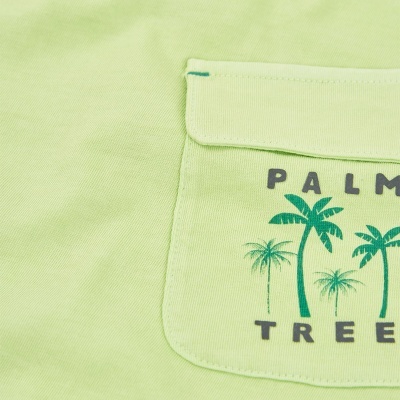 Bolso verde claro com estampa de palmeiras e texto