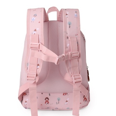 Mochila infantil rosa com padrão de personagens, casas e árvores, vista traseira.