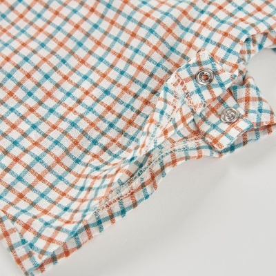 Tecido xadrez azul turquesa e laranja com fechos de pressão metálicos
