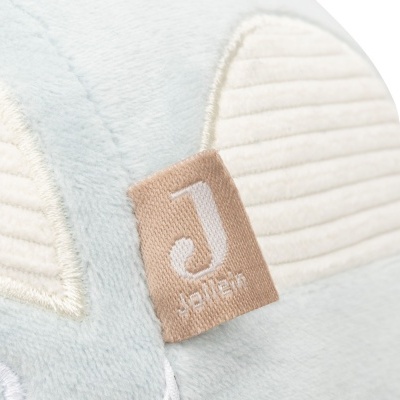Detalhe de peluche azul claro e branco com etiqueta Jollein