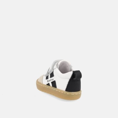 Tênis infantil branco e preto com sola castanha