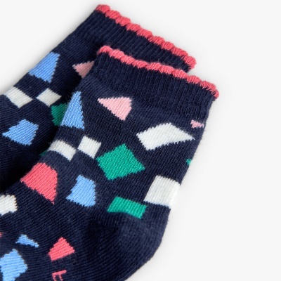 Meias azul escuro com padrão geométrico colorido e acabamento rosa