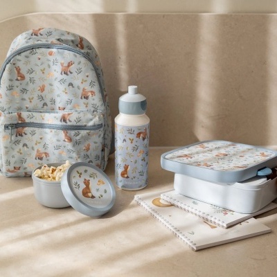 Conjunto de mochila, garrafa, lancheira e tigela com desenhos de fadas e flores em tons azuis e bege