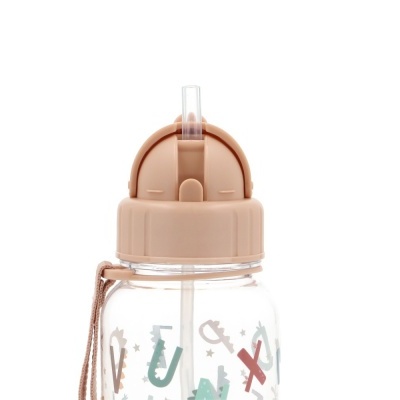 Garrafa transparente com tampa bege e palhinha com decoração de letras coloridas