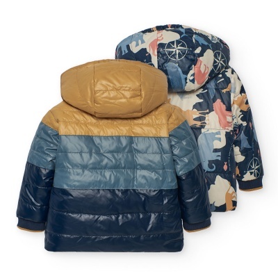 Duas casacas infantis acolchoadas com capuz, uma com padrões camuflados, outra em tons sólidos de azul e amarelo