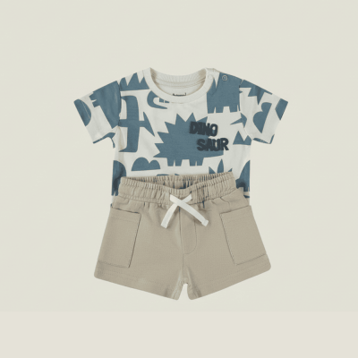 Conjunto de roupa infantil com t-shirt branca estampada de dinossauros e calções bege com cordão e bolsos