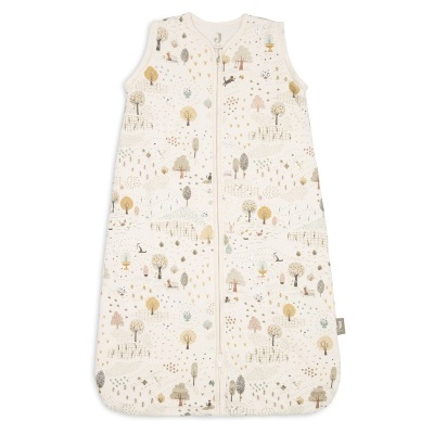 Saco de dormir para bebé branco com padrão de árvores e animais em cores neutras