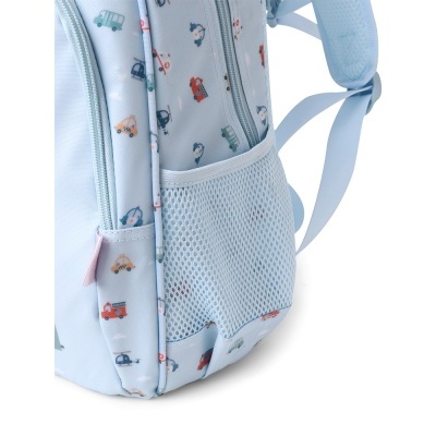 Mochila infantil azul clara com padrão de veiculos coloridos e bolso lateral em rede