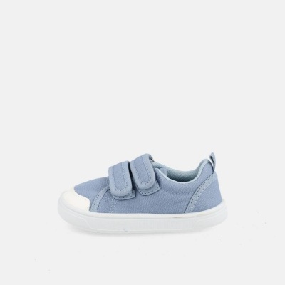 Sapatilha infantil azul claro com sola branca e fechos de velcro