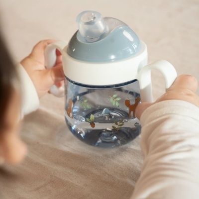 Copo de treino infantil com pega dupla e decoração de animais