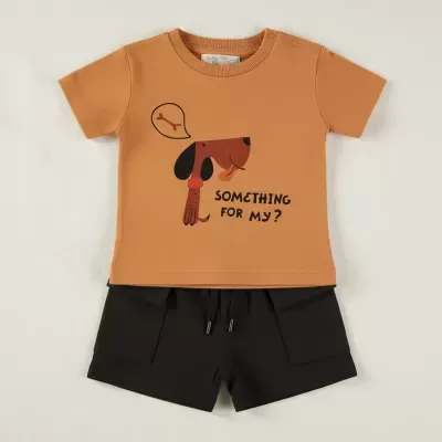Conjunto infantil com t-shirt mostarda e calções pretos