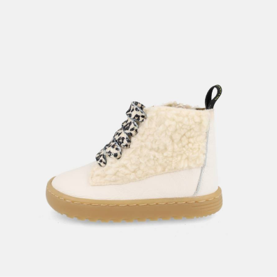 Bota infantil branca com sola castanha e detalhe em pelo sintético creme