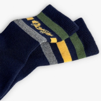 Meias azuis com riscas coloridas e texto 'Happy'