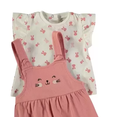 Conjunto de bebé com vestido salmão e t-shirt branca com padrão de coelhos