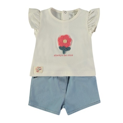 Conjunto de roupa para bebé com t-shirt creme e calções azuis claros