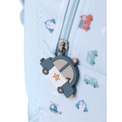 Mochila azul clara com padrão de veículos e pendente em ziper em forma de carro de polícia.