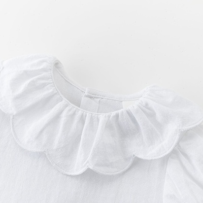 Blusa branca com gola ondulada e mangas franzidas