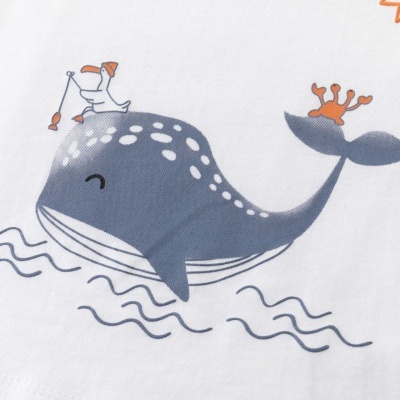 Ilustração infantil de baleia azul com pato e caranguejo num pano branco