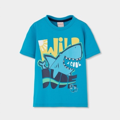 Camisola azul para criança com estampa de tubarão e texto colorido