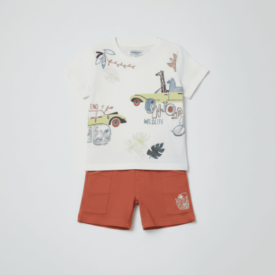 Conjunto infantil com t-shirt branca estampada e calções terracota