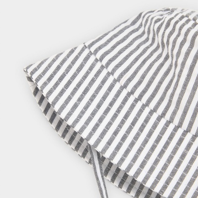 Chapéu listado cinzento e branco com textura textil