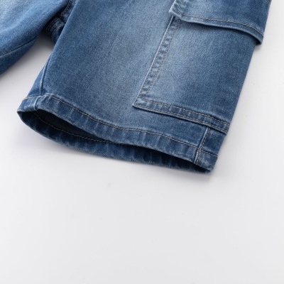 Manga de camisa de ganga azul com bolso e costuras visíveis