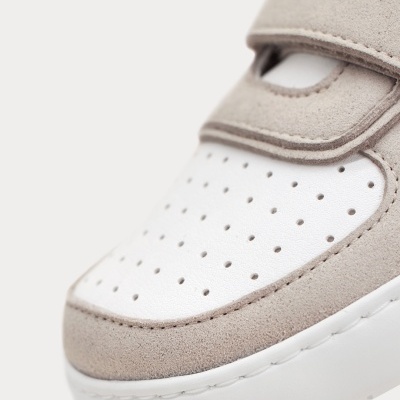 Ténis branco com detalhes em camurça bege e fecho em velcro