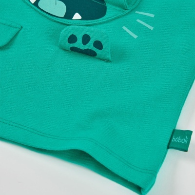 Peça de roupa infantil verde com estampa e etiqueta boboli.