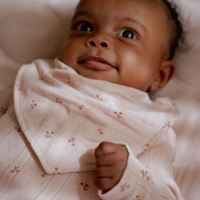 Babete e casaquinho branco para bebé com padrão de pequenos ramos cor de rosa