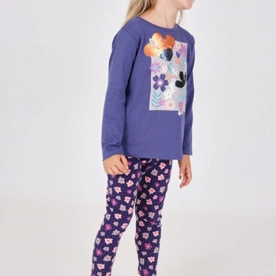 Menina com roupa azul de flores e sapatilhas brancas