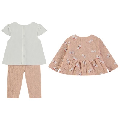 conjuntos de roupa infantil com blusa branca e calças rosa, e blusa rosa com padrão de borboletas