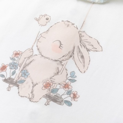 Estampa de coelho cinzento num baloiço com flores e pássaro em fundo branco