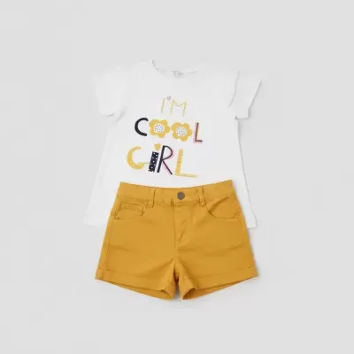 Conjunto infantil t-shirt branca com texto e calção amarelo mostarda