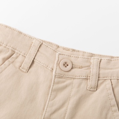 Cintura de calças bege com botão em tecido algodão