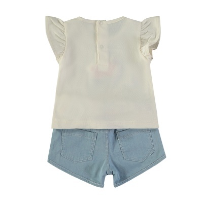 Conjunto infantil com t-shirt branca de mangas folhadas e calções de ganga azuis