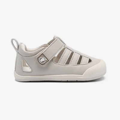 Sapatilha infantil bege clara com fecho velcro e sola branca