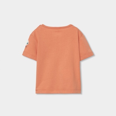 T-shirt infantil manga curta salmão com estampa pequena no ombro