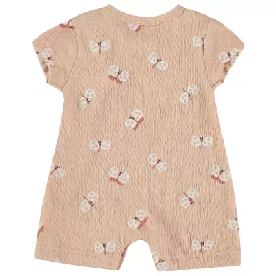 Macacão curto rosa claro com padrão de borboletas brancas para bebé