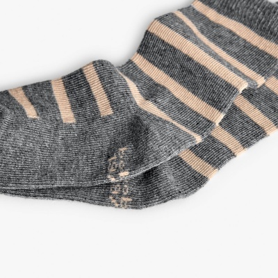 Meias riscas cinza e bege sobre fundo branco