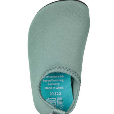 Chinelo verde de tecido com etiqueta azul com texto e símbolos